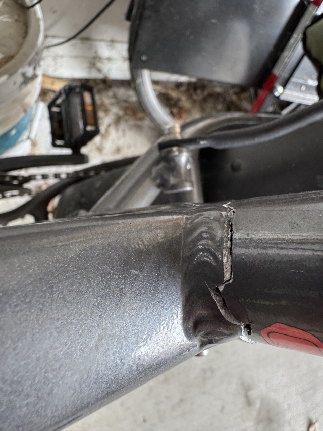 2024/01(January)/Misc/640x480_2024-11-24-Rad-Rover-Seat-Tube-Inlet-Cracked-3.JPG
