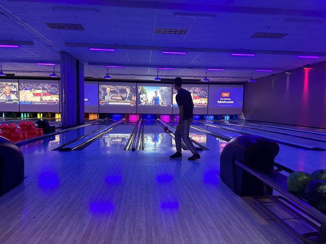 2024/04(April)/Chance-Bianca-Dan-Visit-Texas/640x480_2024-04-04-Texas-002-Bowling-Chance.JPG