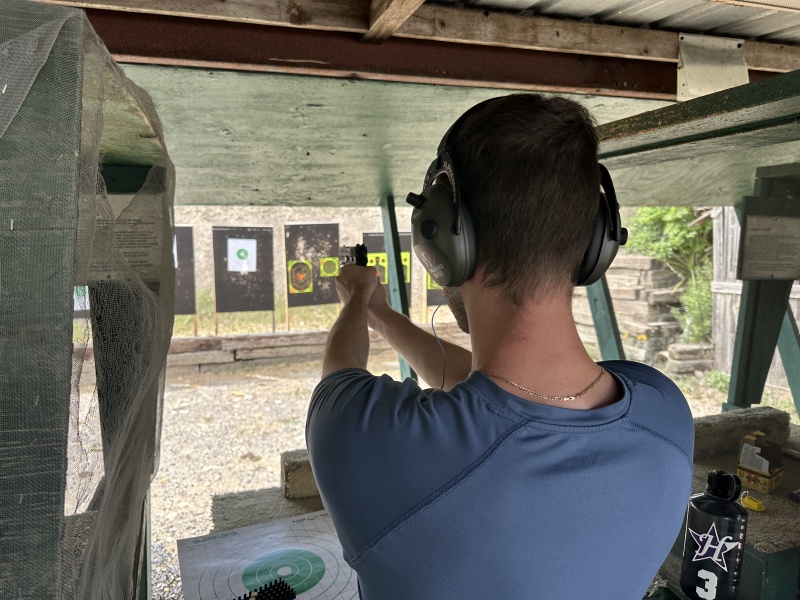 2024/04(April)/Chance-Bianca-Dan-Visit-Texas/800x600_2024-04-07-Texas-031-shooting-range-Chance.JPG