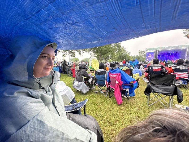 2024/04(April)/Two-Step-Inn-Festival/800x600_2024-04-20-Two-StepInn-15-rain-Marci.JPG