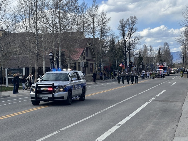 2024/05(May)/Colorado/640x480_2024-05-22-Colorado-001-Graduation-Parade.JPG