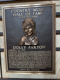 2024-06-19-Vistra-Nashville-30-Country-Hall-of-Fame-Dolly-Parton.JPG