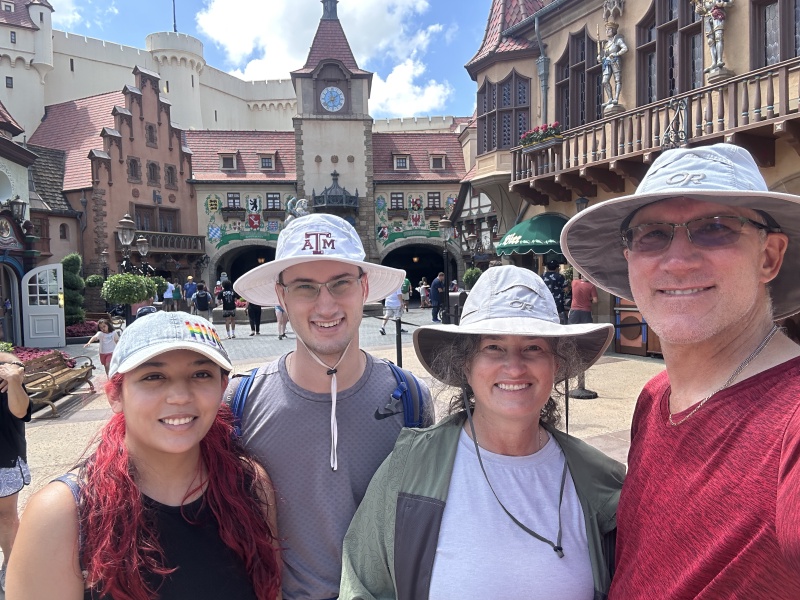 2024/08(August)/Disney-World-Chance-Bianca/800x600_2024-08-02-Disney-World-055-Bianca-Chance-Suzi-Travis-GOOD.JPG