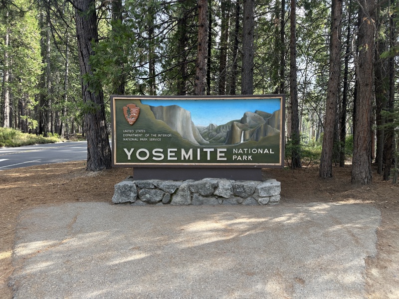 2024-08-24-Yosemite-001-park-sign.JPG