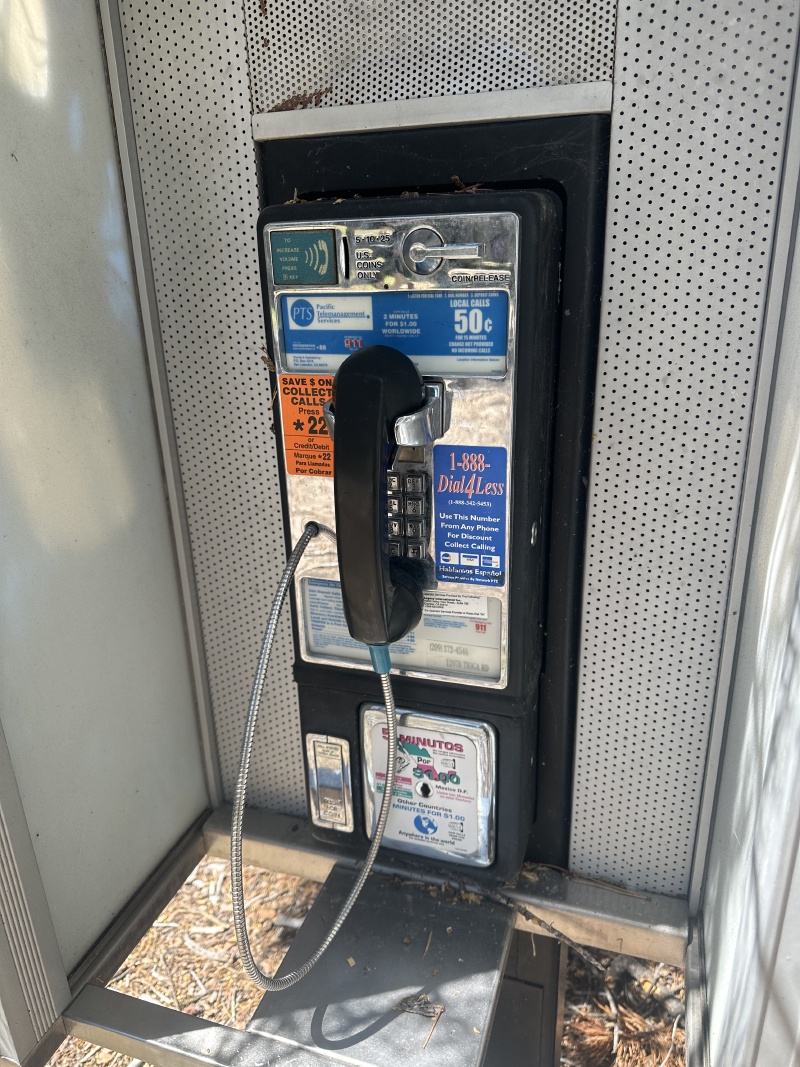 2024/08(August)/Yosemite-High-Sierra-Camp-Loop/800x600_2024-08-27-Yosemite-302-Falls-to-Tioga-Rd-pay-phone.JPG