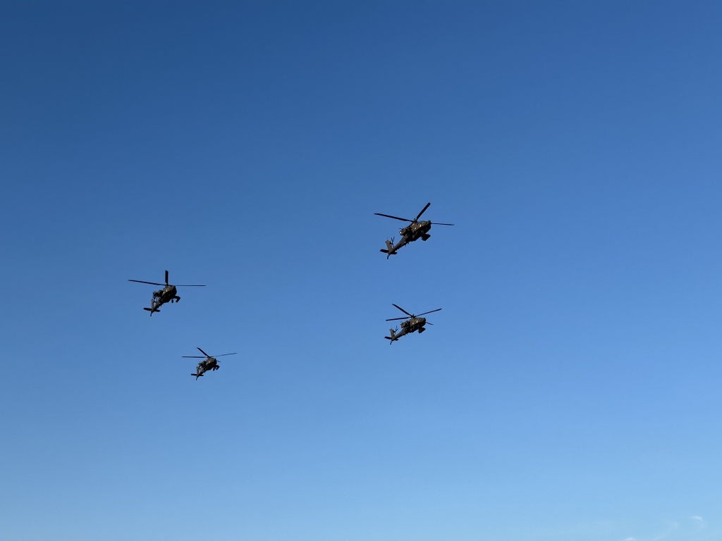 2024/09(September)/UT-Football/1024x768_2024-09-21-UT-Football-13-helicopters.JPG