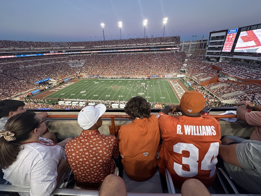 2024/09(September)/UT-Football/1024x768_2024-09-21-UT-Football-16.JPG