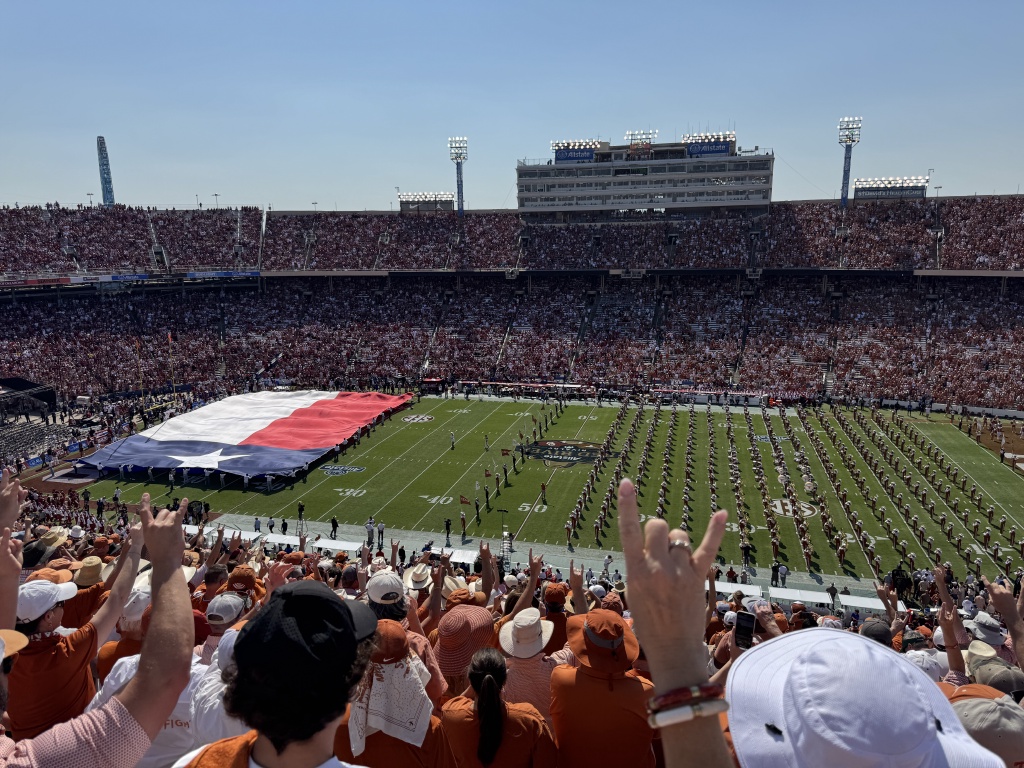 2024/09(September)/UT-Football/1024x768_2024-10-12-UT-Football-34-OU-Flag.JPG