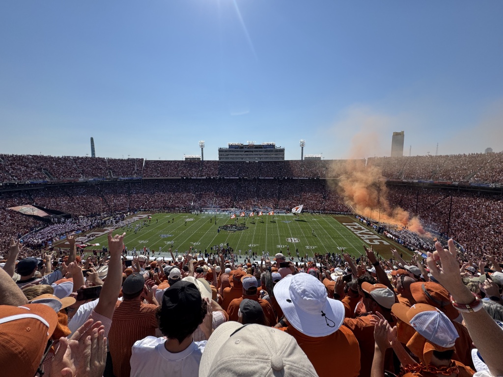 2024/09(September)/UT-Football/1024x768_2024-10-12-UT-Football-37-OU.JPG