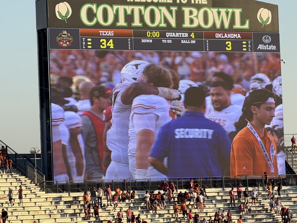 2024/09(September)/UT-Football/1024x768_2024-10-12-UT-Football-38-OU-Final-Score.JPG