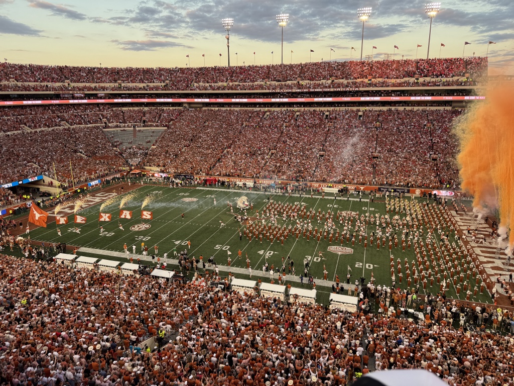 2024/09(September)/UT-Football/1024x768_2024-10-19-UT-Football-58.JPG