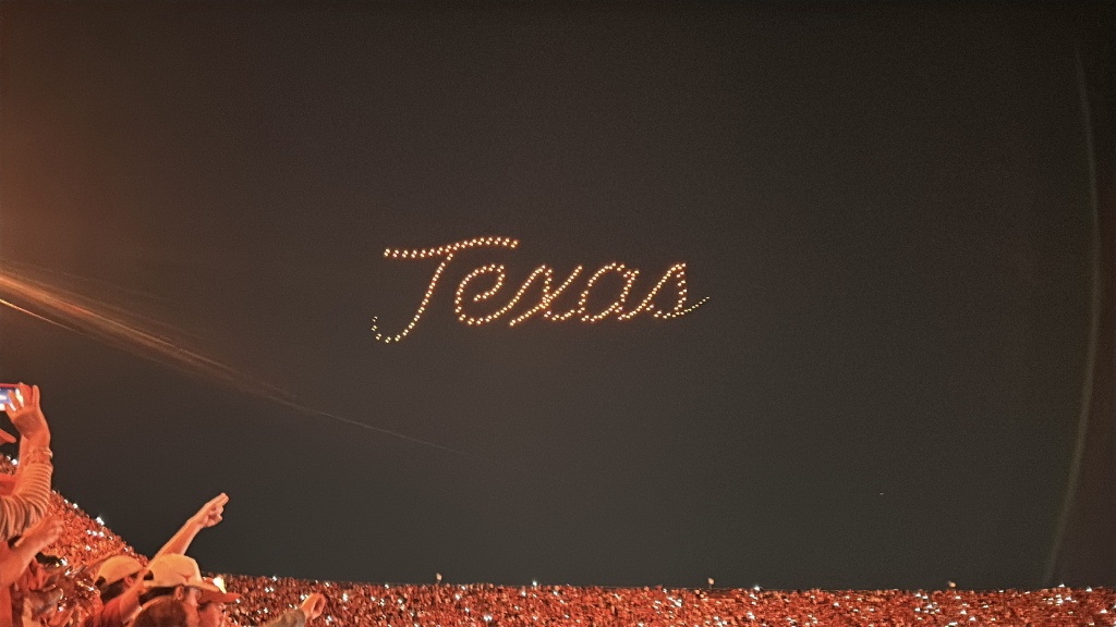 2024/09(September)/UT-Football/1024x768_2024-10-19-UT-Football-62-drone-Show.JPG