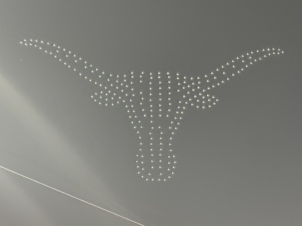 2024/09(September)/UT-Football/1024x768_2024-10-19-UT-Football-67-drone-Show.JPG