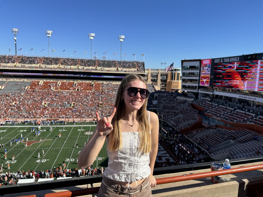 2024/09(September)/UT-Football/1024x768_2024-11-23-UT-Football-85-Sydney.JPG