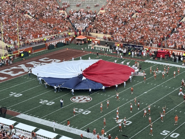 2024/09(September)/UT-Football/640x480_2024-10-19-UT-Football-57-Flag.JPG
