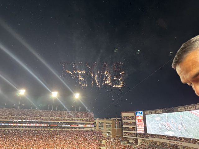 2024/09(September)/UT-Football/640x480_2024-10-19-UT-Football-64-drone-Show.JPG