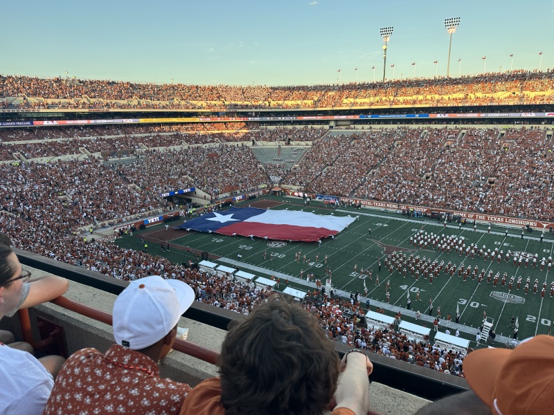 2024/09(September)/UT-Football/800x600_2024-09-21-UT-Football-14-flag.JPG