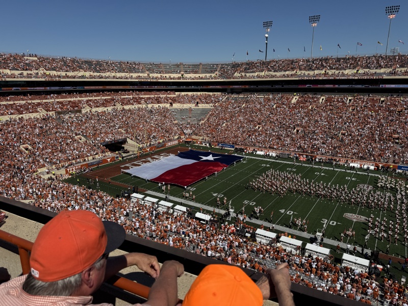 2024/09(September)/UT-Football/800x600_2024-09-28-UT-Football-27-flag.JPG
