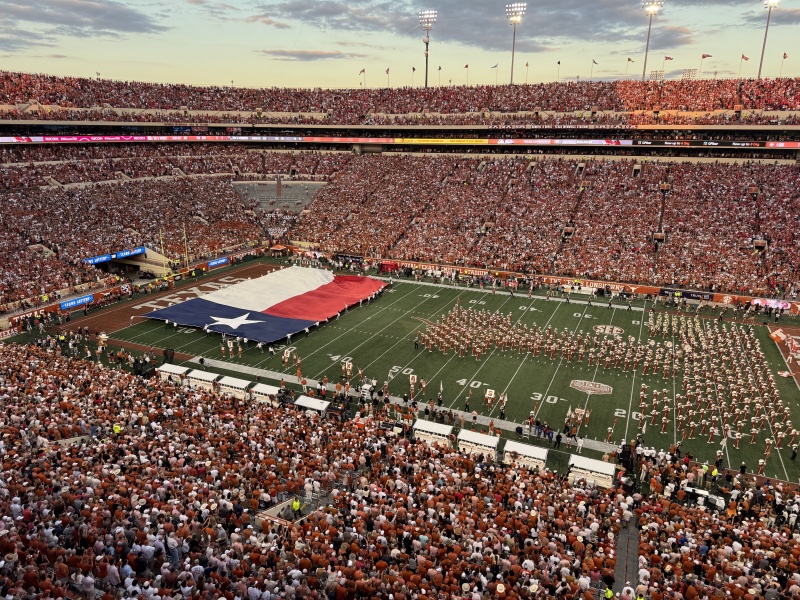 2024/09(September)/UT-Football/800x600_2024-10-19-UT-Football-56-Flag.JPG