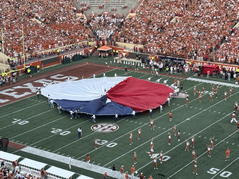 2024/09(September)/UT-Football/800x600_2024-10-19-UT-Football-57-Flag.JPG