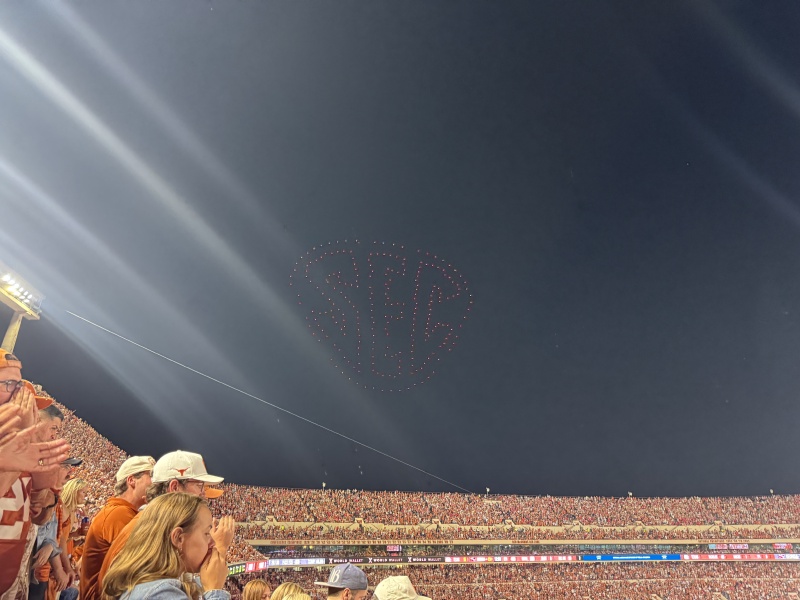 2024/09(September)/UT-Football/800x600_2024-10-19-UT-Football-65-drone-Show.JPG