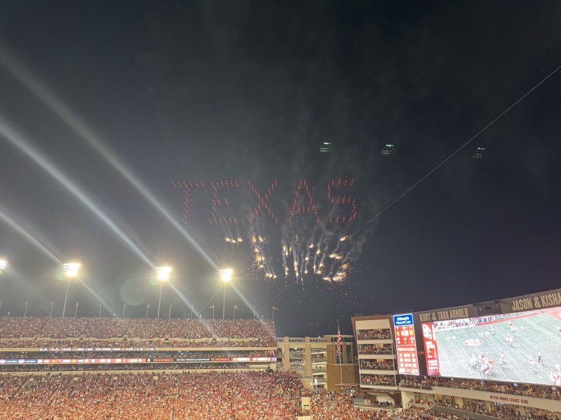 2024/09(September)/UT-Football/800x600_2024-10-19-UT-Football-66-drone-Show.JPG