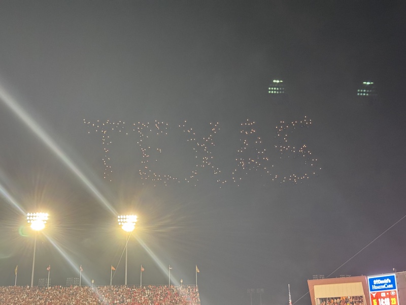 2024/09(September)/UT-Football/800x600_2024-10-19-UT-Football-69-drone-Show.JPG