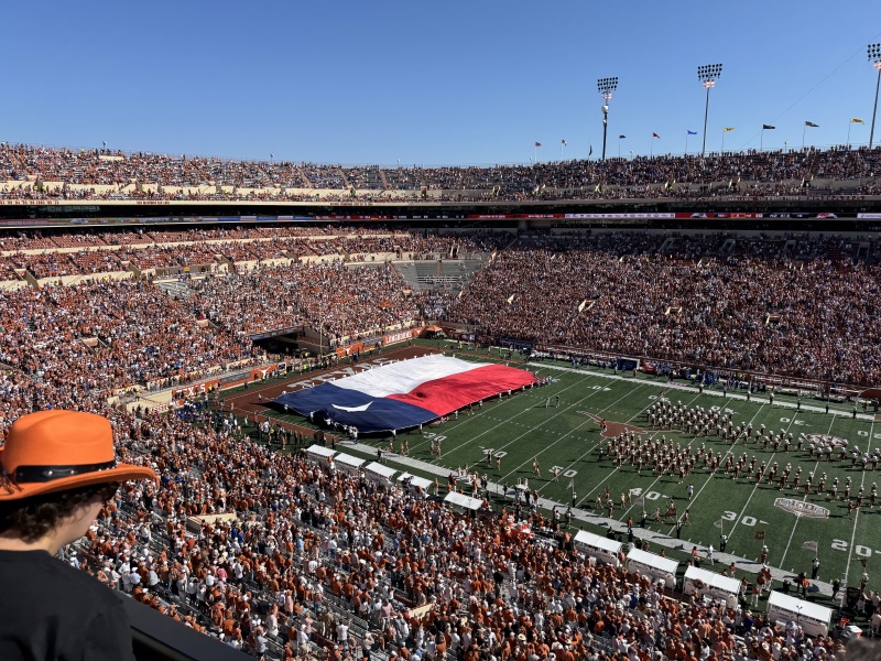 2024/09(September)/UT-Football/800x600_2024-11-09-UT-Football-77-Flag.JPG