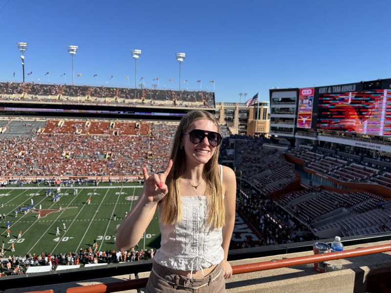 2024/09(September)/UT-Football/800x600_2024-11-23-UT-Football-85-Sydney.JPG