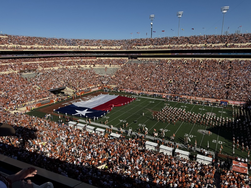 2024-11-23-UT-Football-92-flag.JPG