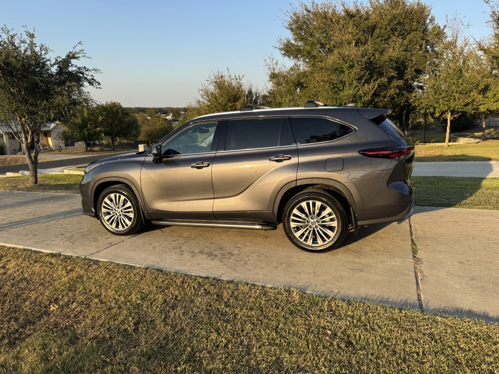 2024/10(October)/2024-Highlander-Hybrid-Platinum/1024x768_2024-10-10-Toyota-Highlander-new-25.JPG