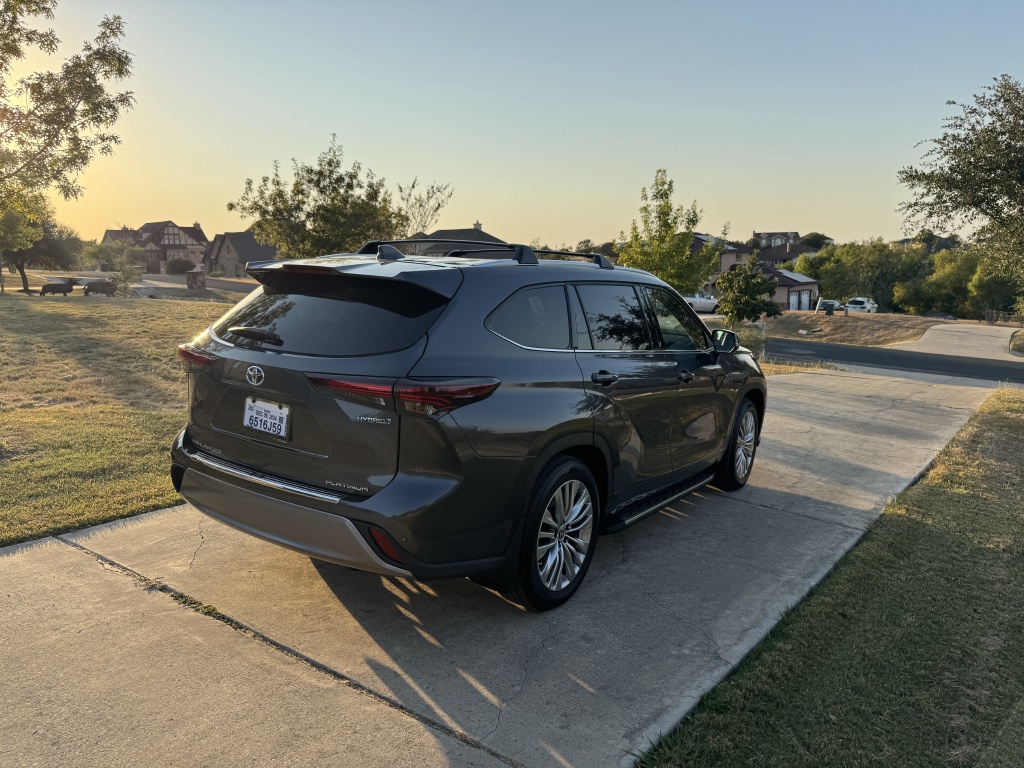2024/10(October)/2024-Highlander-Hybrid-Platinum/1024x768_2024-10-10-Toyota-Highlander-new-27.JPG