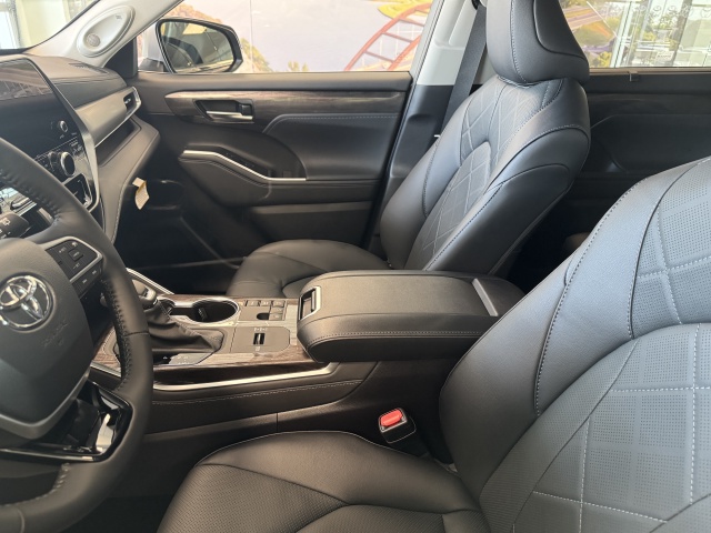 2024/10(October)/2024-Highlander-Hybrid-Platinum/640x480_2024-10-10-Toyota-Highlander-new-07.JPG