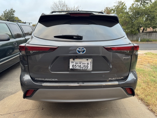 2024/10(October)/2024-Highlander-Hybrid-Platinum/640x480_2024-10-24-Toyota-Highlander-new-01-Hitch-Install.JPG