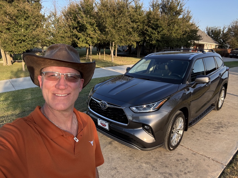 2024/10(October)/2024-Highlander-Hybrid-Platinum/800x600_2024-10-10-Toyota-Highlander-new-20-Travis.JPG