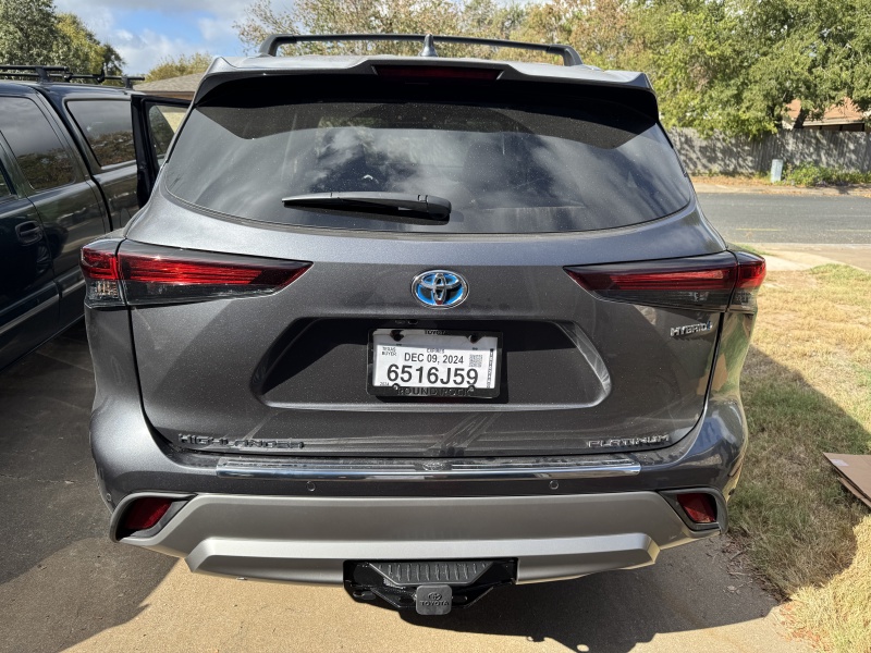 2024/10(October)/2024-Highlander-Hybrid-Platinum/800x600_2024-10-24-Toyota-Highlander-new-02-Hitch-Install.JPG
