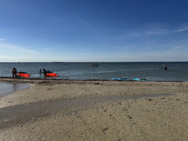 2024/11(November)/Corpus-Christi-Chris-Vanessa-Casa-Basta/640x480_2024-11-14-Corpus-Christie-29-windsurfing.JPG