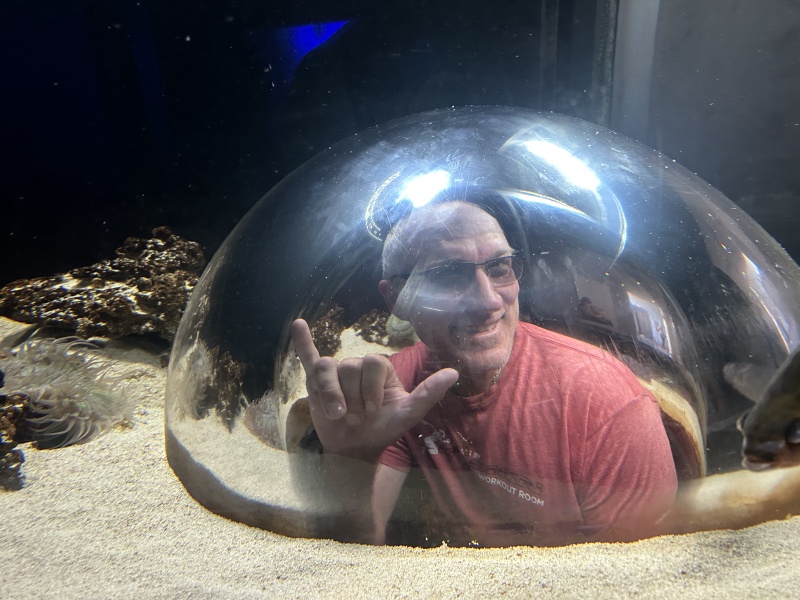 2024-11-11-Corpus-Christie-08-aquarium-Travis.JPG