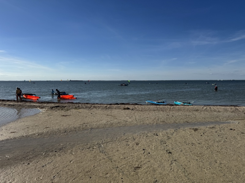 2024/11(November)/Corpus-Christi-Chris-Vanessa-Casa-Basta/800x600_2024-11-14-Corpus-Christie-29-windsurfing.JPG
