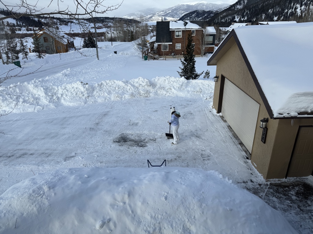 2025/01(January)/Colorado/1024x768_2025-01-10-Colorado-09-Suzi-Shoveling.JPG
