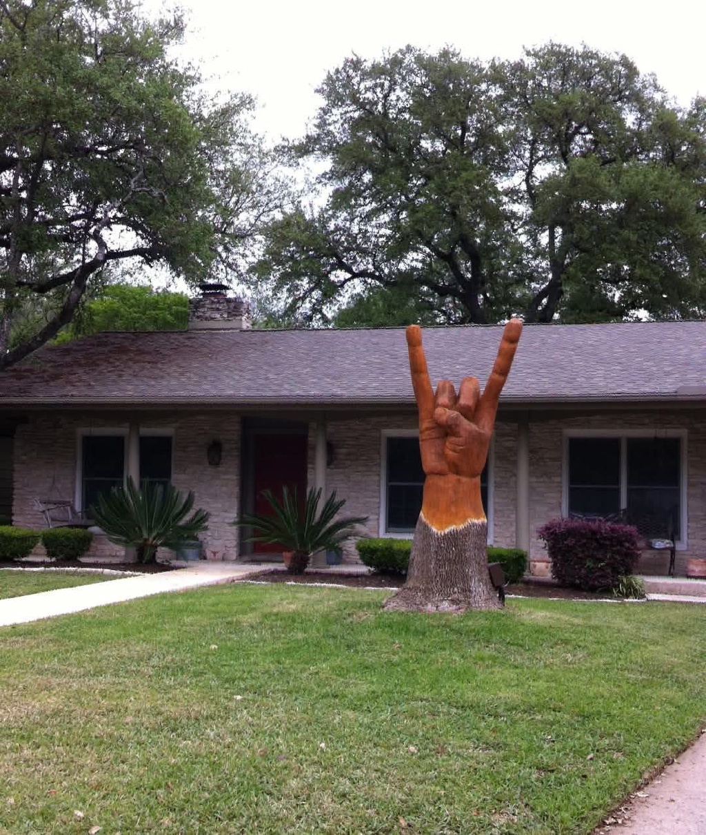 2025/01(January)/Meme/1024x768_Hook-em-Horns-Tree.JPG