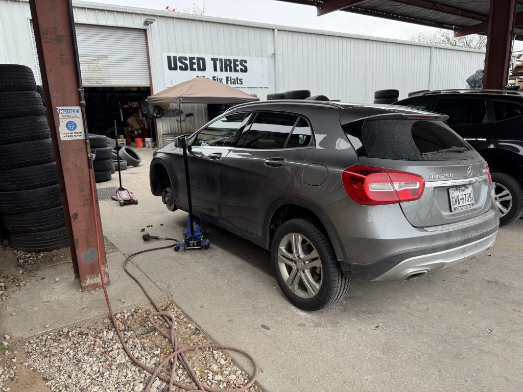 2025/01(January)/Misc/1024x768_2025-01-04-Mercedes-Flat-Tire-Repair.JPG