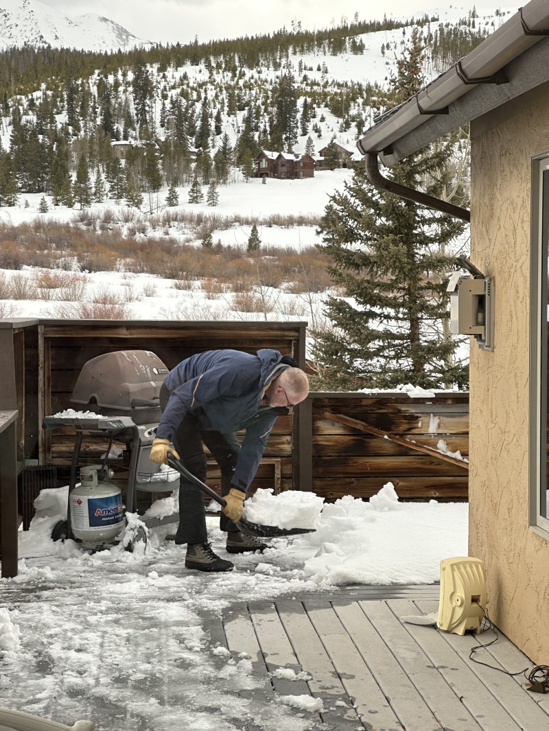 2025/02(February)/Colorado/800x600_2025-02-25-Colorado-05-Travis-Shoveling.JPG