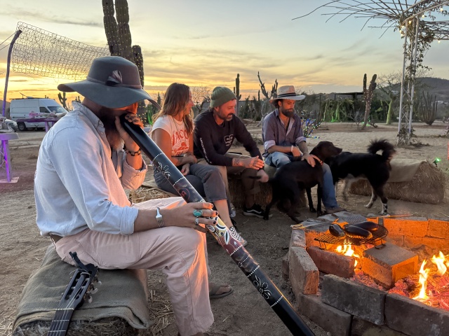 2025/04(April)/Travis-to-Mexico/640x480_2025-04-17-Pescadero-MX-89-Fire-Concert.JPG