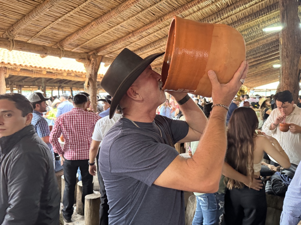 2025/06(June)/Tequila-Mexico-City-with-Seeleys/1024x768_2025-06-14-Mexico-089-Tequilla-Cantarito-Guero--Mike.JPG