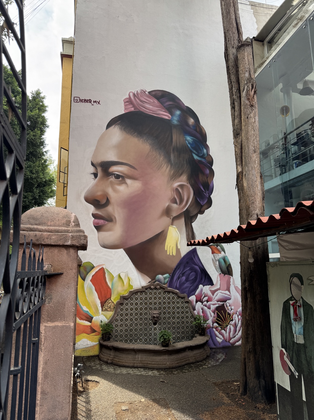 2025/06(June)/Tequila-Mexico-City-with-Seeleys/1024x768_2025-06-18-Mexico-244-Frida-Kahlo.JPG
