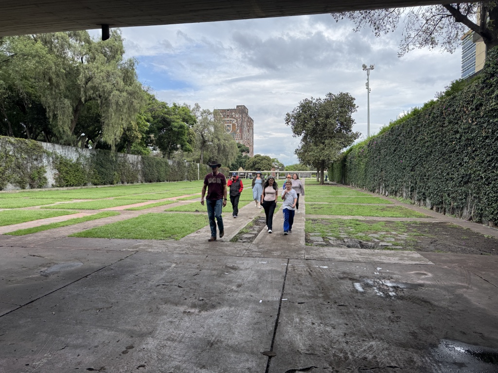 2025/06(June)/Tequila-Mexico-City-with-Seeleys/1024x768_2025-06-18-Mexico-298-University-Mike-Suzi-Graciela-family.JPG