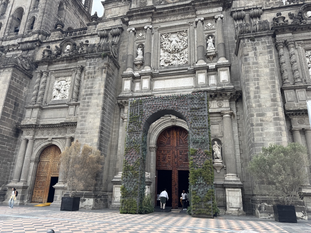 2025/06(June)/Tequila-Mexico-City-with-Seeleys/1024x768_2025-06-19-Mexico-370-City-Square.JPG