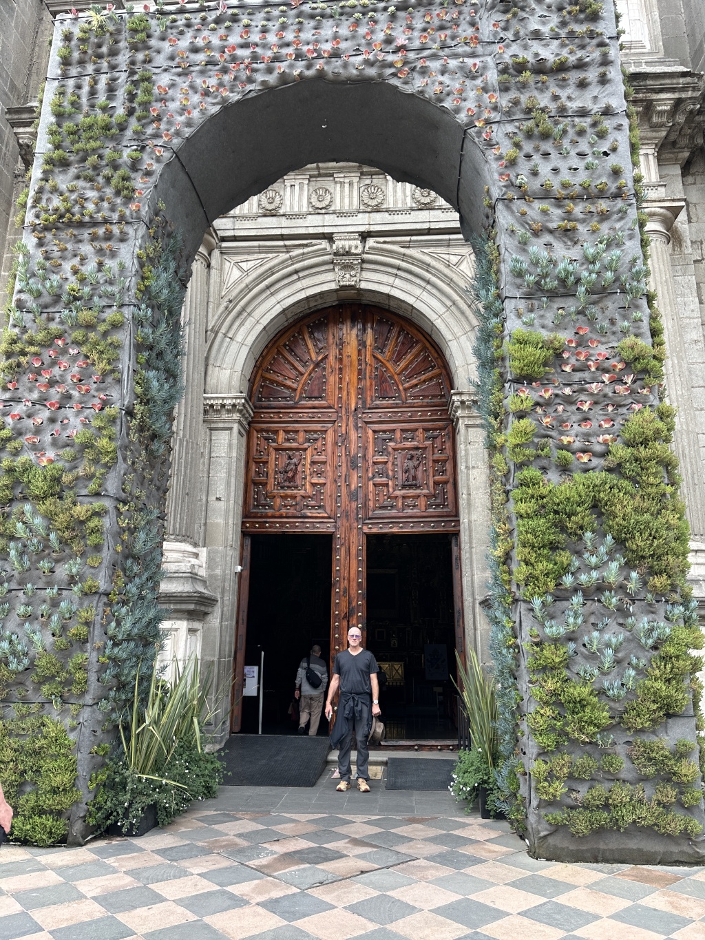 2025/06(June)/Tequila-Mexico-City-with-Seeleys/1024x768_2025-06-19-Mexico-373-City-Square-Travis.JPG