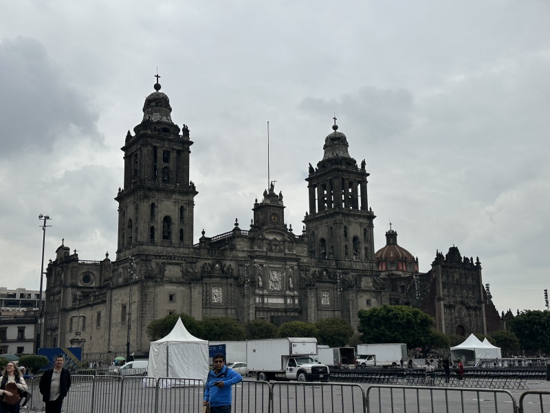 2025-06-19-Mexico-352-City-Square.JPG